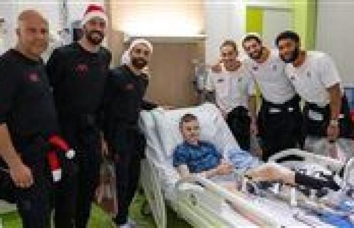 قبل الكريسماس: محمد صلاح يزور مستشفى للأطفال في مدينة ليفربول (صور)