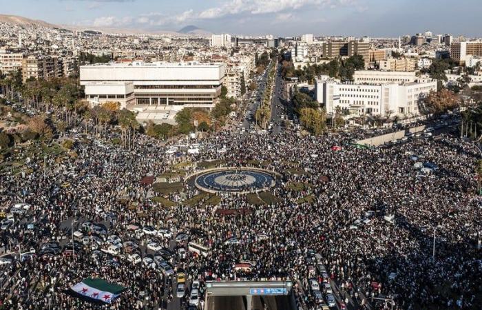 "الشعب السوري واحد" .. الآلاف يحتفلون في دمشق بانتصار الثورة وسقوط الأسد