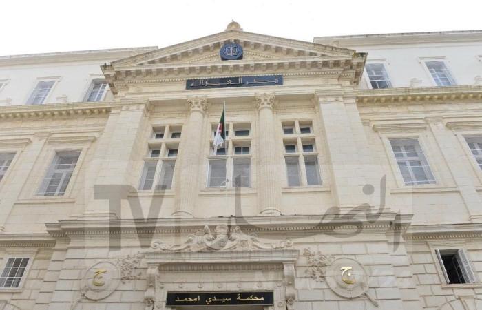 حِرفيّون
      وتجار
      الذهب
      بالجملة
      قاموا
      بتحويلات
      مالية
      كبدّت
      الدولة
      الملايير - غاية التعليمية