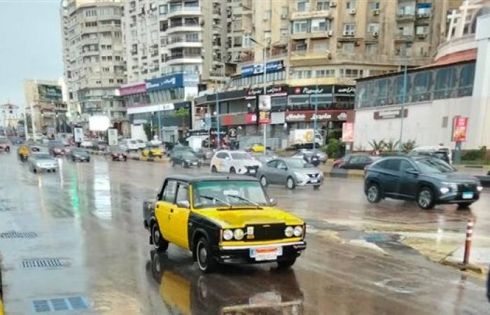 تساقط الأمطار على أحياء الإسكندرية واستعدادات شركة الصرف الصحي.. صور